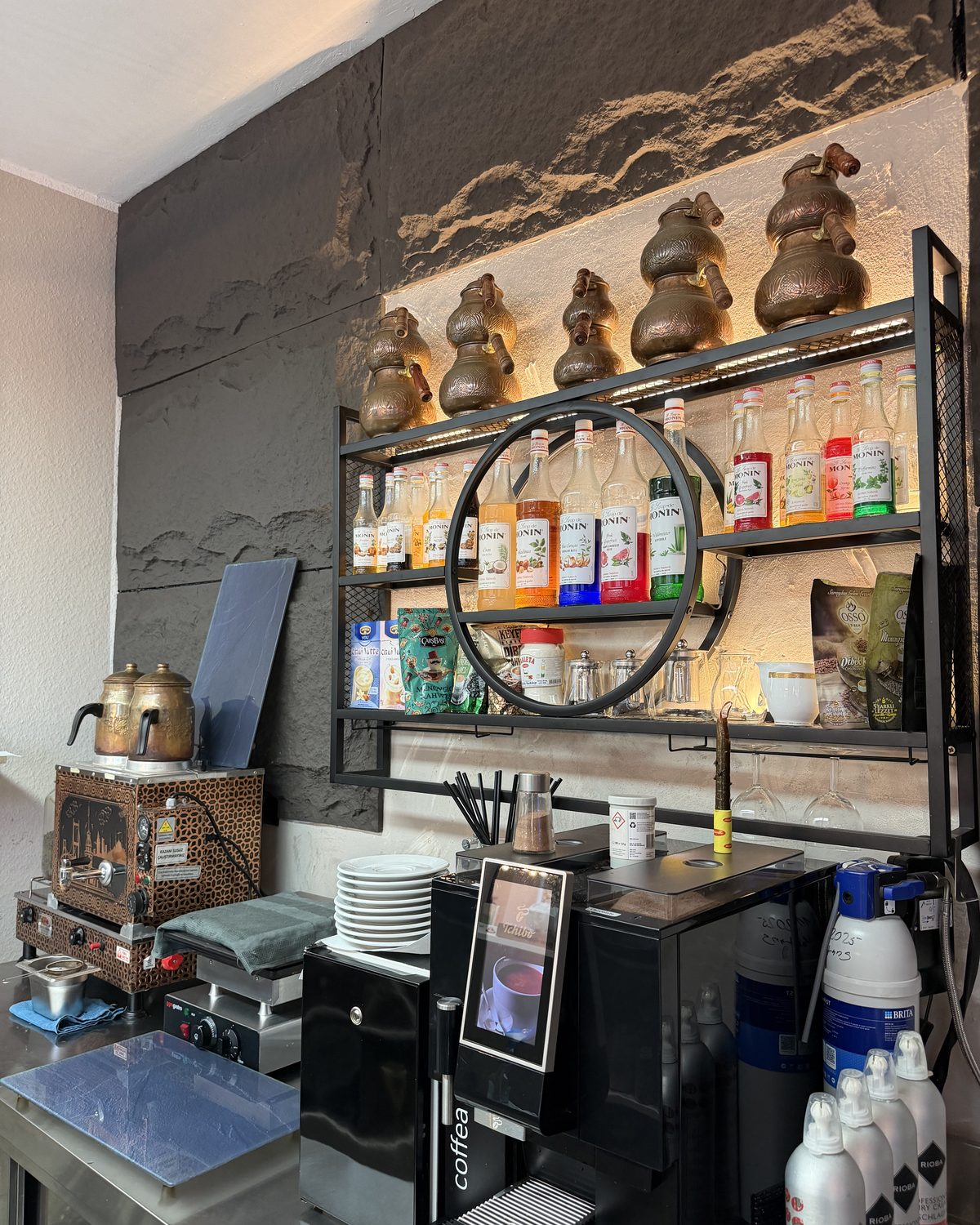 Kaffeebar mit Sirupflaschen und Çaydanlık