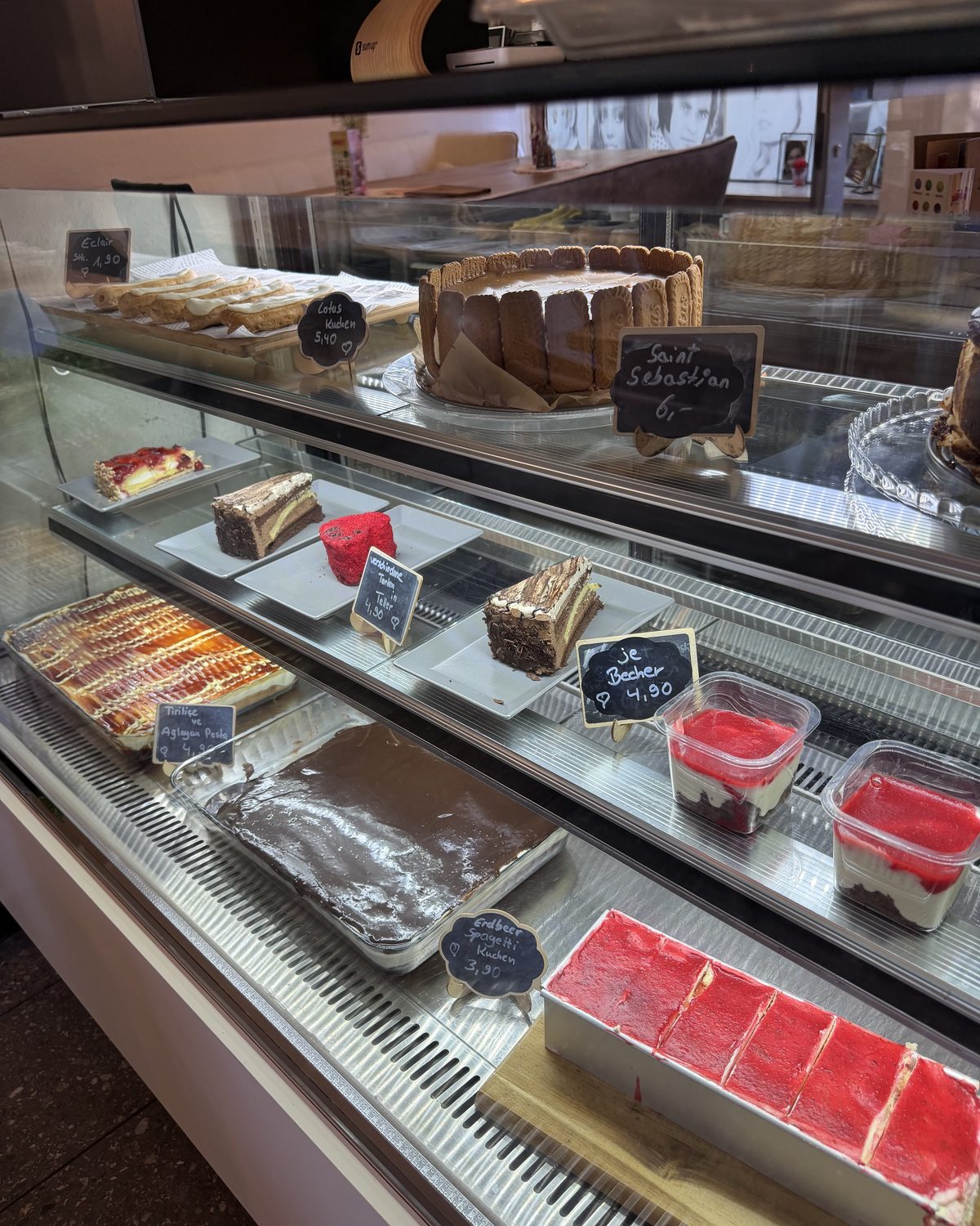 Kuchentheke mit Torten und Desserts