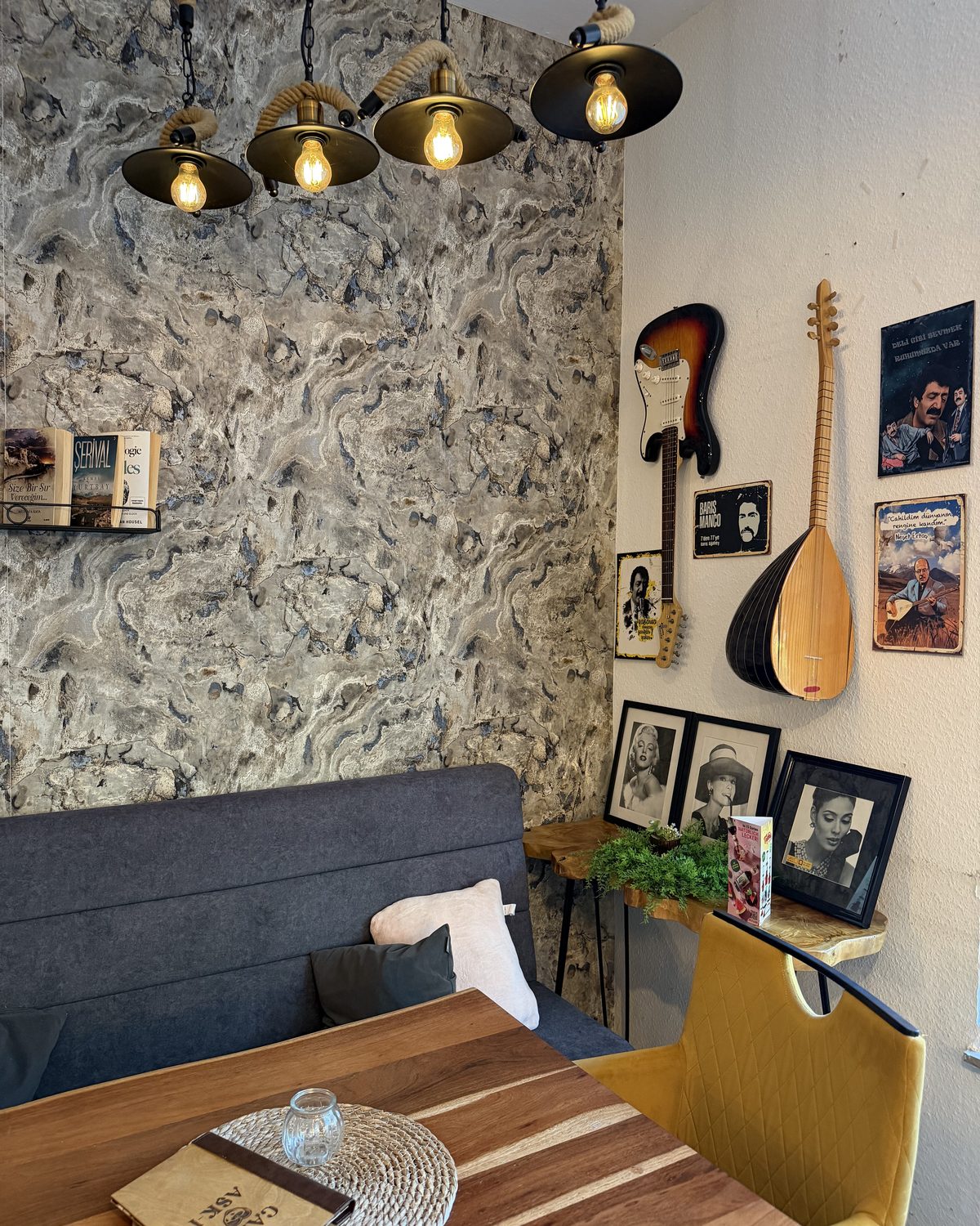 Musikecke mit Gitarre und Bağlama an der Wand