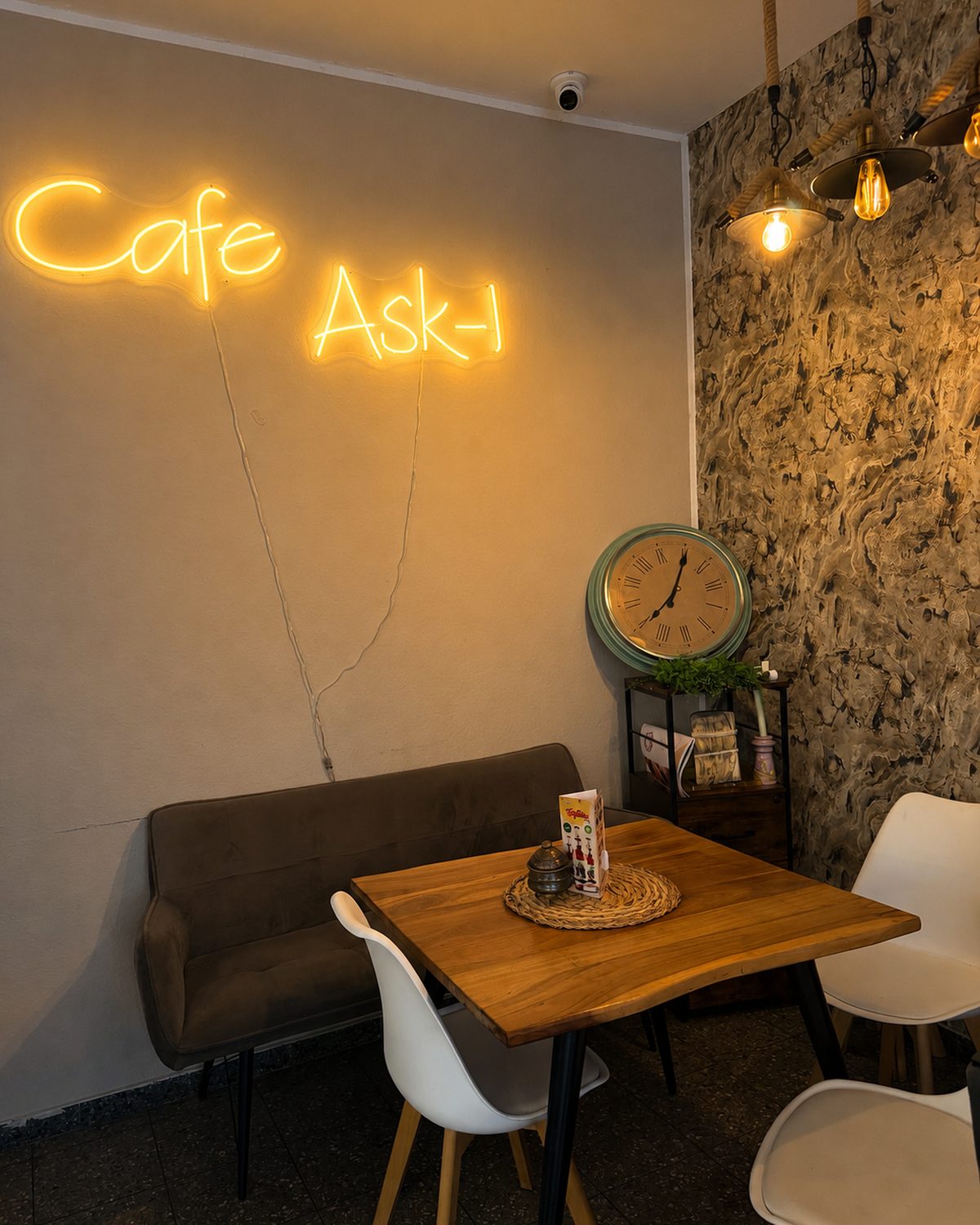Neonschild Café Aşk-ı über der Sitzbank