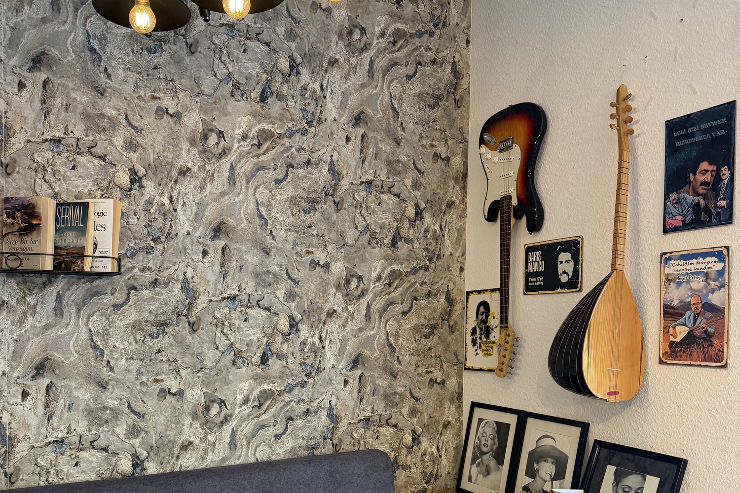 Musikecke im Café Aşk-ı mit Gitarre und Bağlama